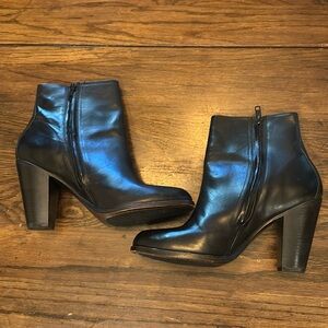 LIKE NEW Frye Size 10 Heeled Leather Booties